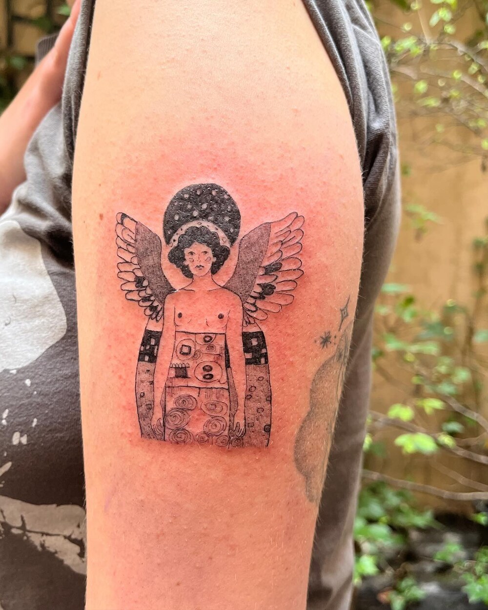 Tatouage figure ailée, encre noire, par Momo Duzoo
