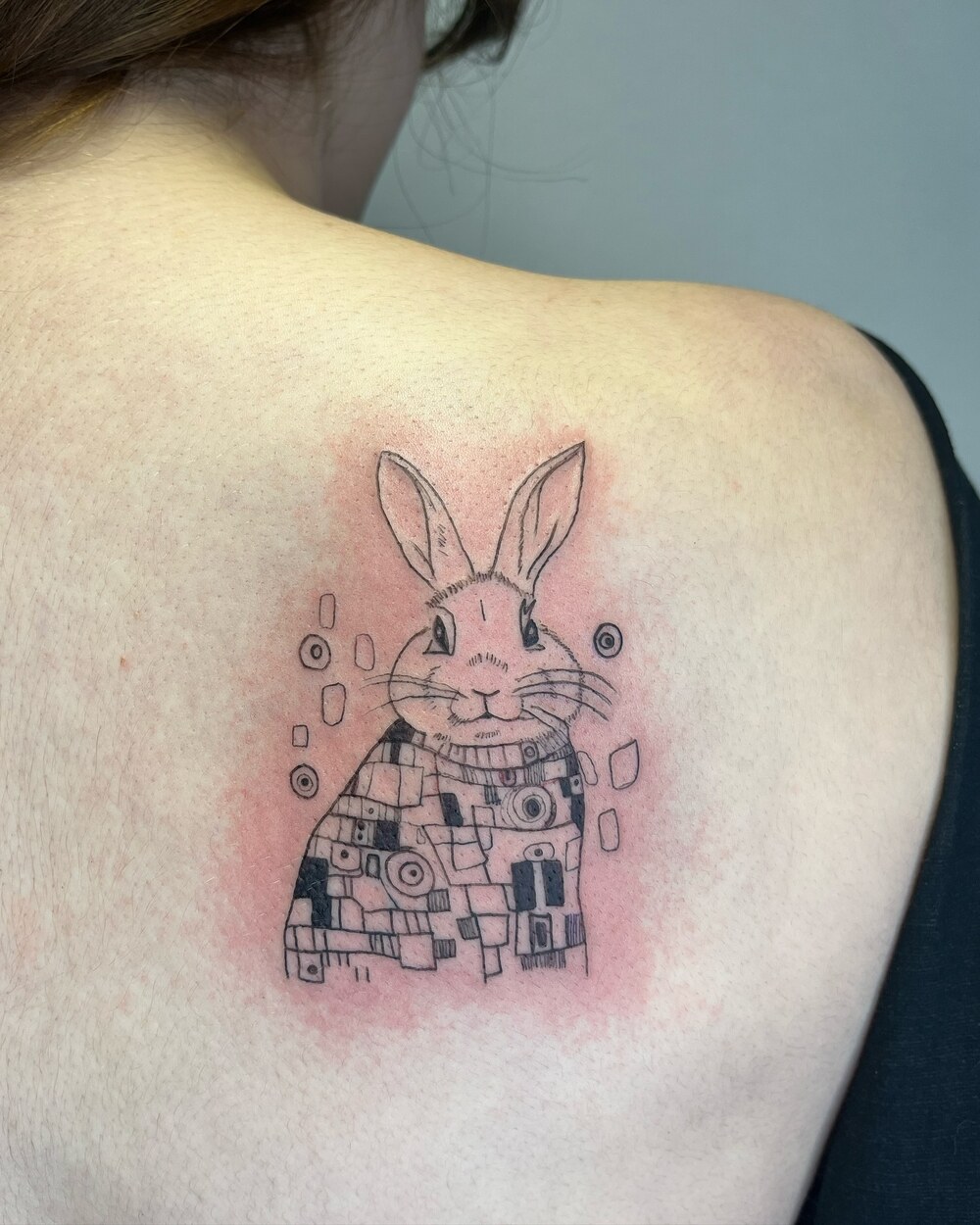 Tatouage lièvre graphique, encre noire, par Momo Duzoo