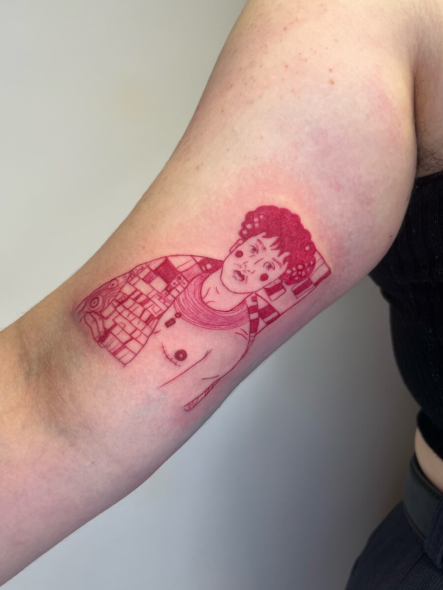 Tatouage étreinte en fine line, encre rouge, par Momo Duzoo