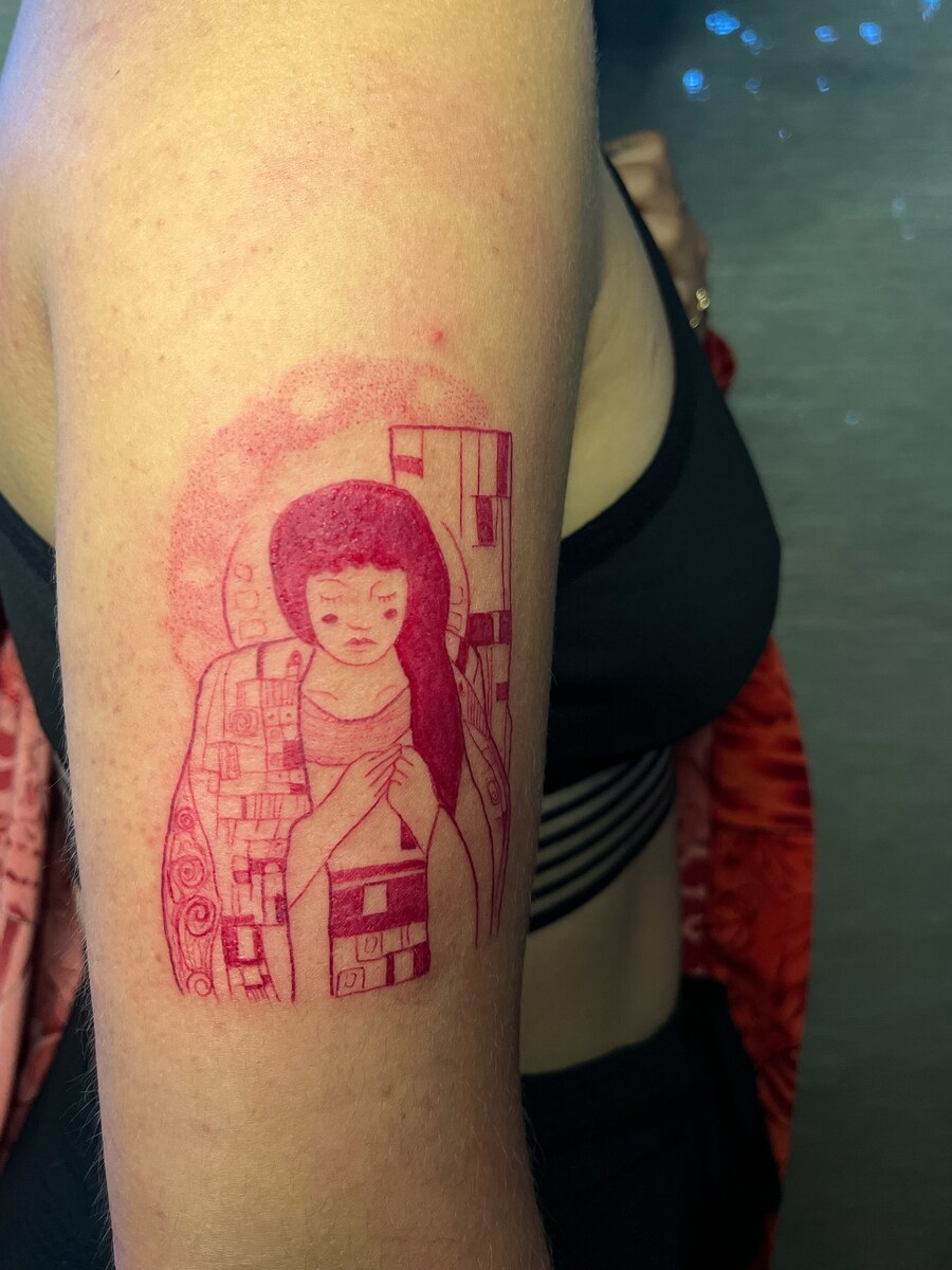 Tatouage portrait à l'encre rouge par Momo Duzoo
